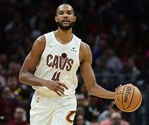 转折点！法兰克福篮板制胜，CBA季后赛今晨攻防权衡，气氛紧张，团队化学反应显著